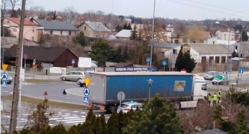 Z ostatniej chwili: Wypadek na rondzie w Ciechanowie. Droga zablokowana