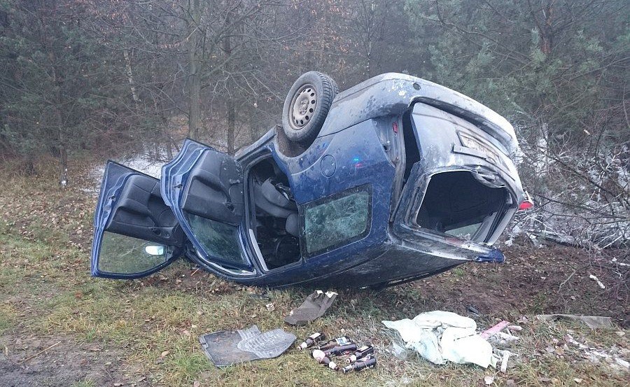 Ford uderzył w drzewo i dachował. Kierowca miał ponad 2,6 promila