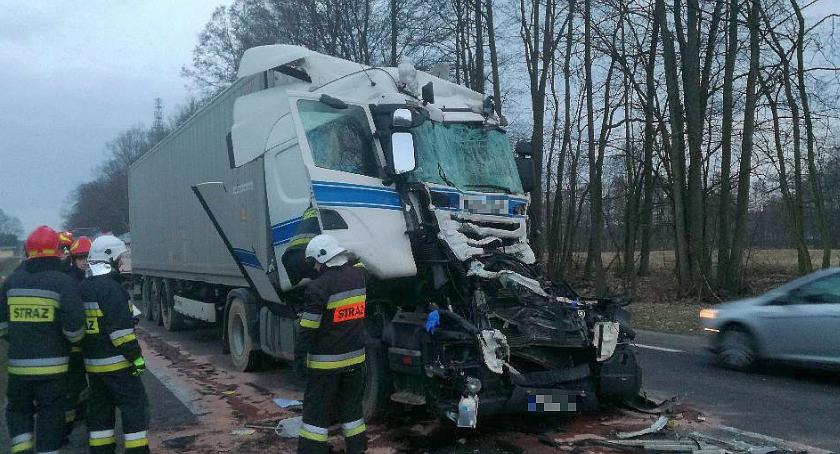 Tir uderzył w rębak na krajówce. Kierowca był pod wpływem narkotyków? [zdjęcia]