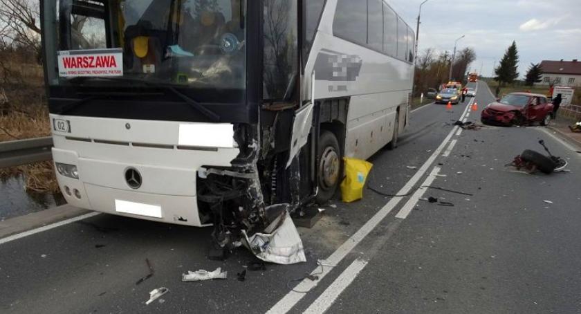 Zderzenie osobówki z autobusem [zdjęcia]