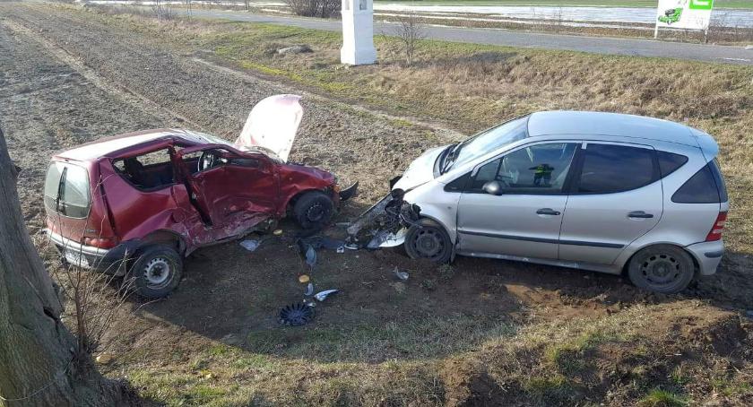Osobówki zderzyły się na skrzyżowaniu [zdjęcia]