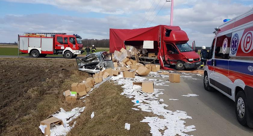 Volkswagen zderzył się z dostawczakiem. Trzy osoby ranne [zdjęcia]