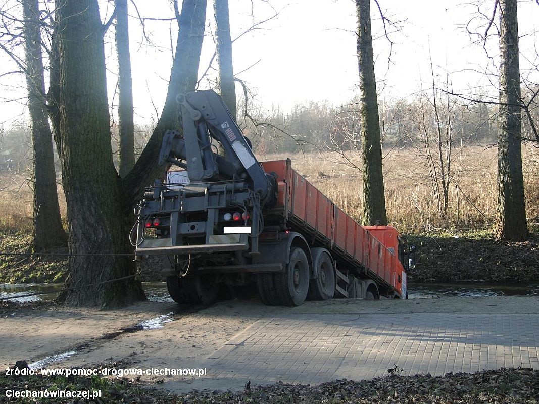 Ciężarówka stoczyła się do rzeki w centrum Ciechanowa (zdjęcia)