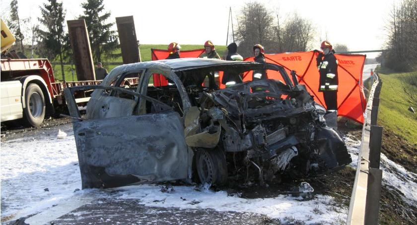 Po tragedii na siódemce: w płonącym aucie zginęło trzech mężczyzn [zdjęcia]