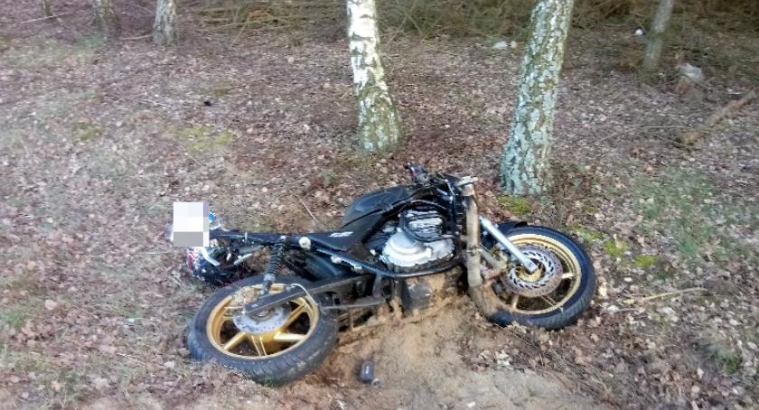 Uderzył w auto i wylądował w lesie. Wypadek motocyklisty w gm. Glinojeck [zdjęcia]