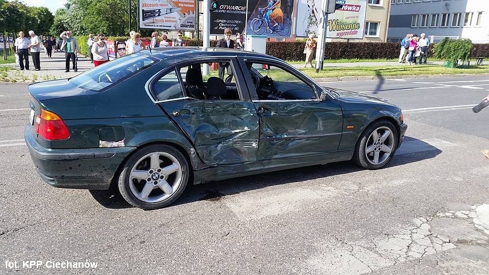 Zderzenie BMW z motocyklem w Ciechanowie. Ranny 23-latek, kierowca stracił prawo jazdy (zdjęcia)