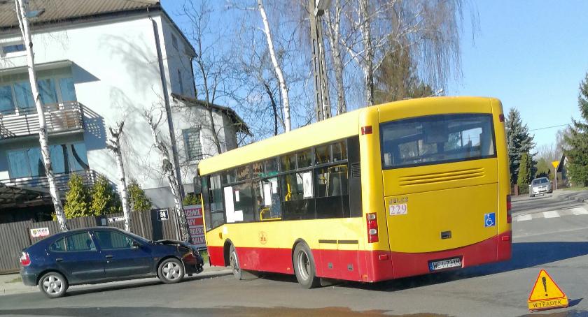 Zderzenie osobówki z autobusem w Ciechanowie [zdjęcia]