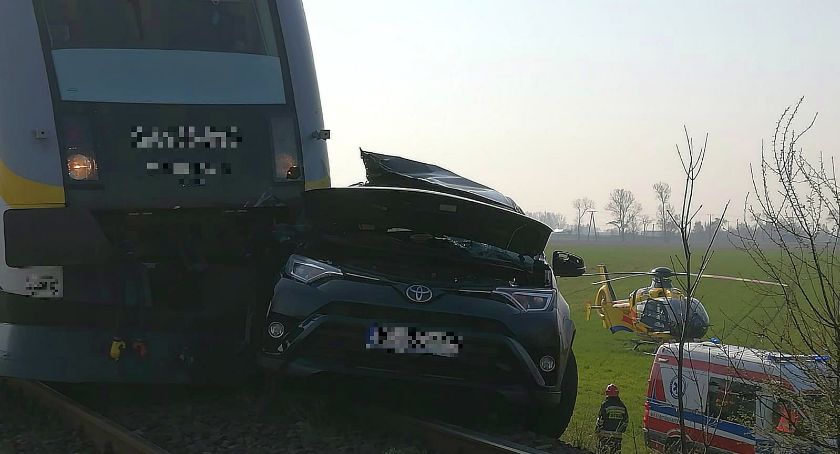 Wypadek na przejeździe. Toyota zderzyła się z szynobusem