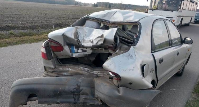 Uderzył motorowerem w osobówkę pod Ojrzeniem [zdjęcia]