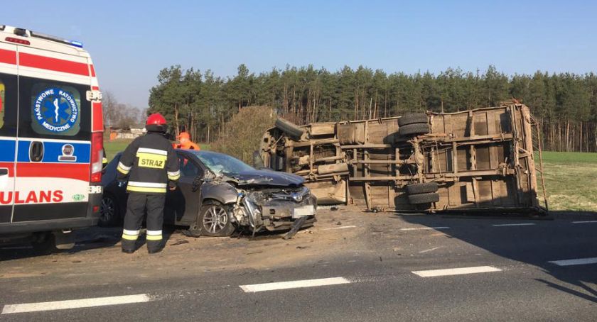 Wypadek podczas wyprzedzania. Toyota uderzyła w dostawczaka [zdjęcia]]