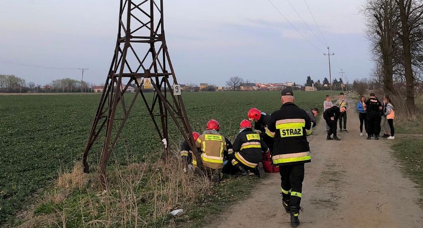 Nastolatek spadł ze słupa energetycznego