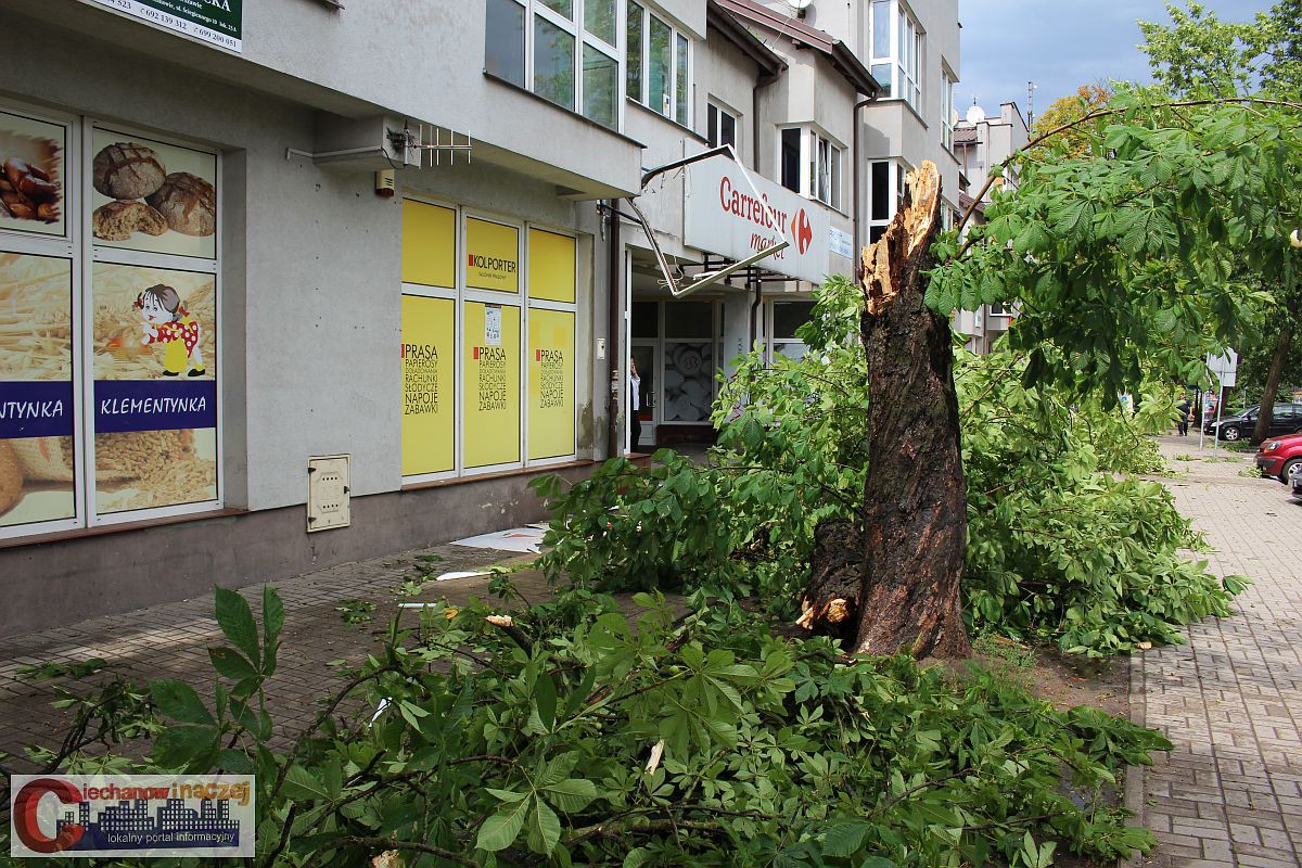 Wichura nad Ciechanowem: połamane drzewa, uszkodzone dachy (zdjęcia)