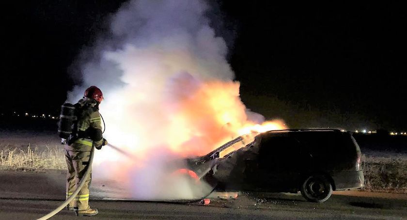 Pożar Renault. Pojazd zapalił się podczas jazdy [zdjęcia]