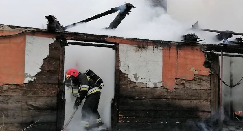 Pożar domu. Budynek doszczętnie spłonął [zdjęcia]