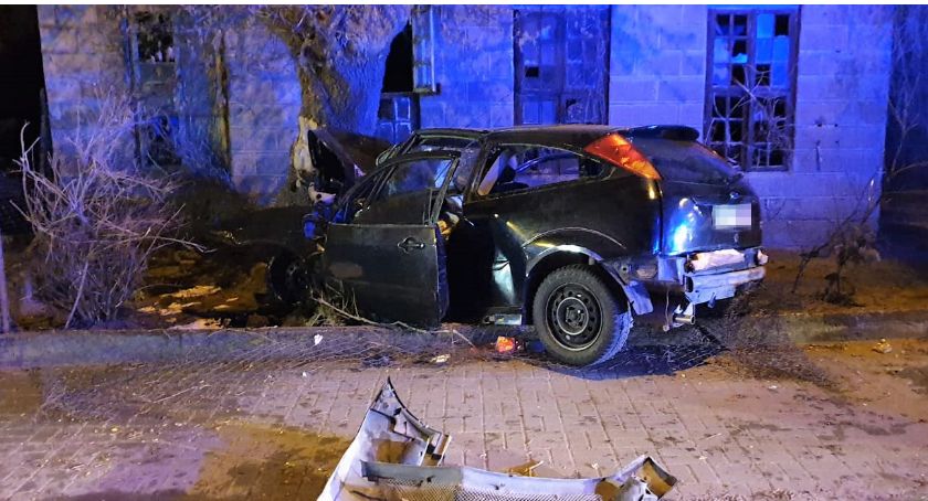 Uderzył w inne auto, staranował ogrodzenie i wbił się w drzewo. Był pijany [zdjęcia]