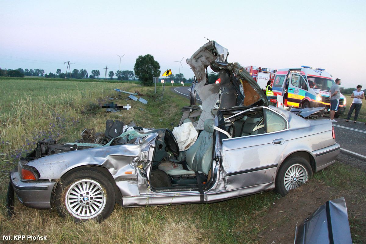 Tragiczny wypadek: Zginęły trzy osoby. BMW uderzyło w słup i dachowało