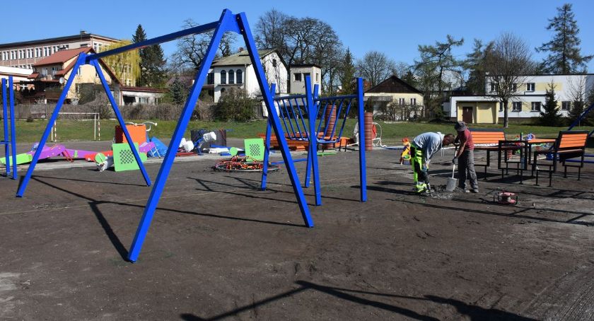 Place zabaw przy ciechanowskich szkołach: jeden budują, drugi rozbudują