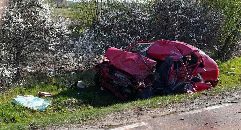 Poranny wypadek na DW. Zginął kierowca osobówki [zdjęcia]