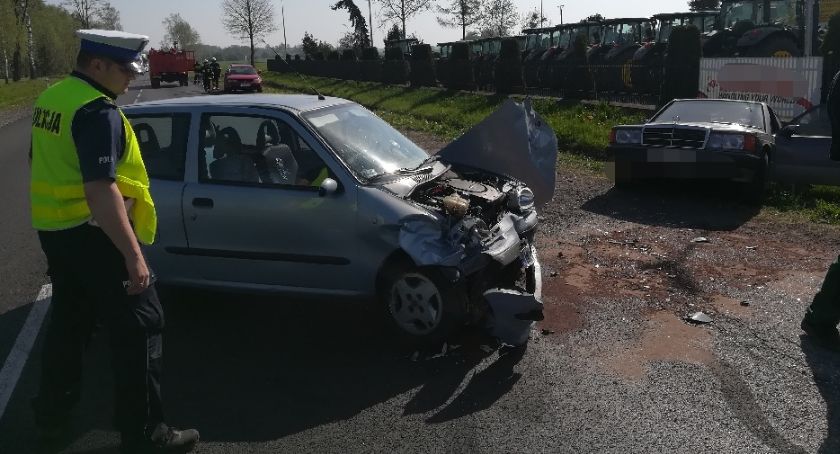 Mercedes uderzył w Fiata i pieszego. Poranny wypadek na krajówce