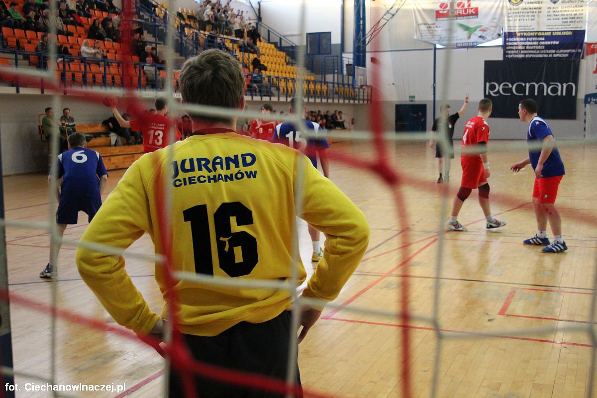 Jurand pewnie wygrywa. Derby powiatu zakończą sezon