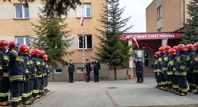 Uroczysty apel na Dzień Flagi w PSP Ciechanów [zdjęcia]