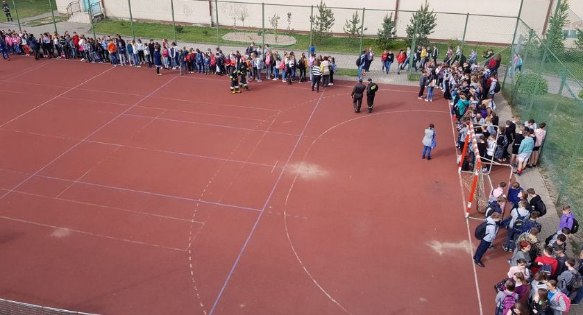 Ewakuacja szkoły w Ciechanowie. Alarmy bombowe w 10 placówkach [zdjęcia]