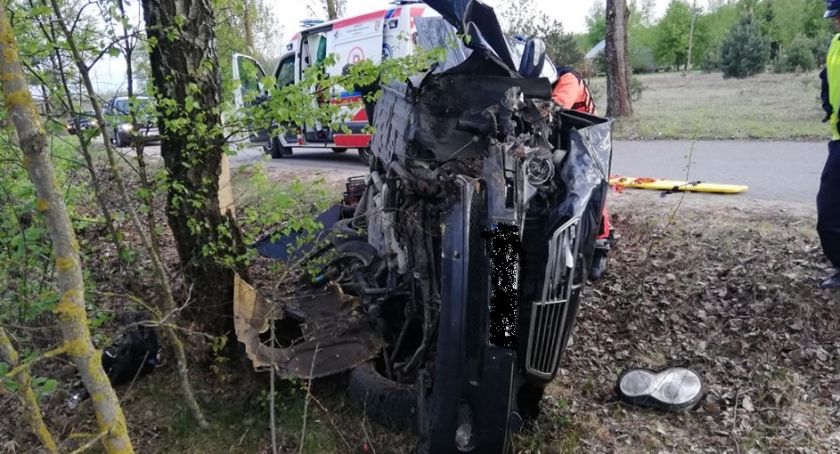 Mercedes uderzył w drzewo. Za kierownicą pijany senior