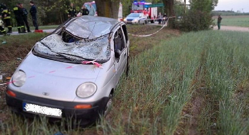 Dachowanie Daewoo. Kierowca nie mógł wydostać się z pojazdu [zdjęcia]
