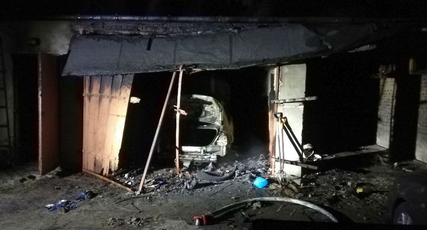 Groźny pożar garażu w Ciechanowie. Spłonął samochód i wyposażenie [zdjęcia]