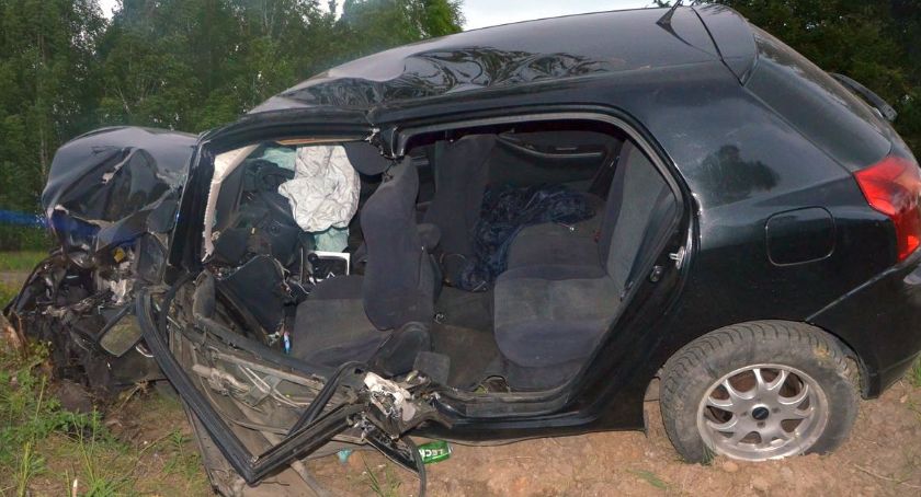 Toyota uderzyła w drzewo. Kierowca był pod wpływem alkoholu? [zdjęcia]