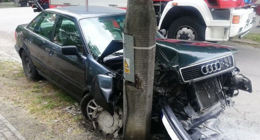 Uderzył w latarnię. Nastolatek rozbił auto w Ciechanowie [zdjęcia]