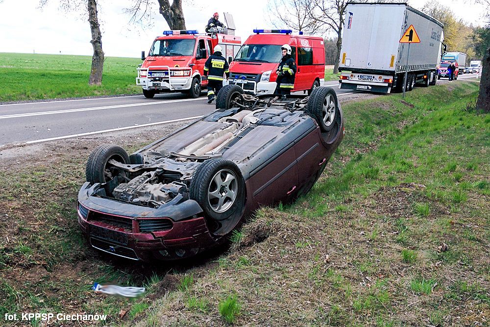 Samochód uderzył w rowerzystę na krajowej 
