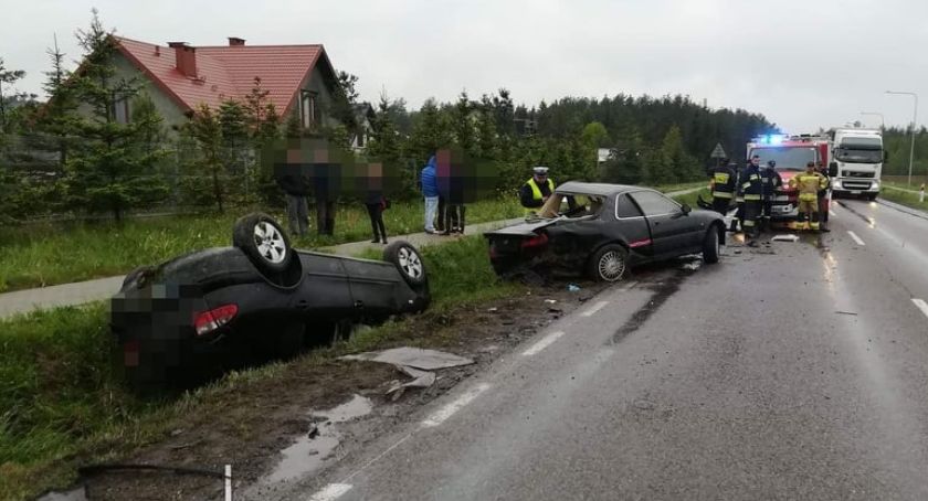 Wypadek podczas wyprzedzania. Jedno z aut dachowało [zdjęcia]