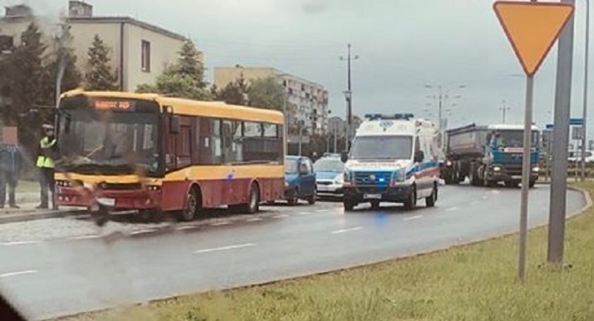 Potrącenie pieszego przy rondzie w Ciechanowie. Wcześniej osóbówka uderzyła w autobus [zdjęcia]