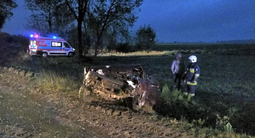 Golf wjechał do rowu. W aucie matka z małym dzieckiem [zdjęcia]