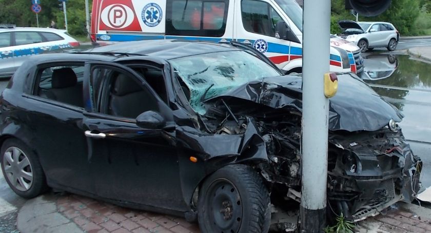 Awaria sygnalizacji i groźna kolizja przy wiadukcie w Ciechanowie [zdjęcia]
