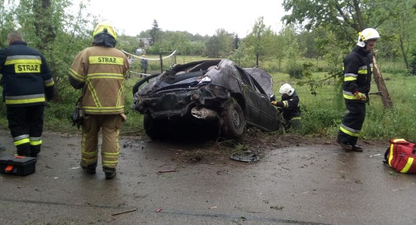 Wypadek Rovera w gm. Sońsk. W środku trzy osoby [zdjęcia]