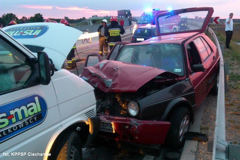 Karambol na wiadukcie w Pawłowie. Jedna osoba zginęła (zdjęcia)