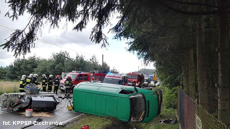 Transporter przewrócił się na drodze pod Ciechanowem. Podróżowało nim 6 osób (zdjęcia)