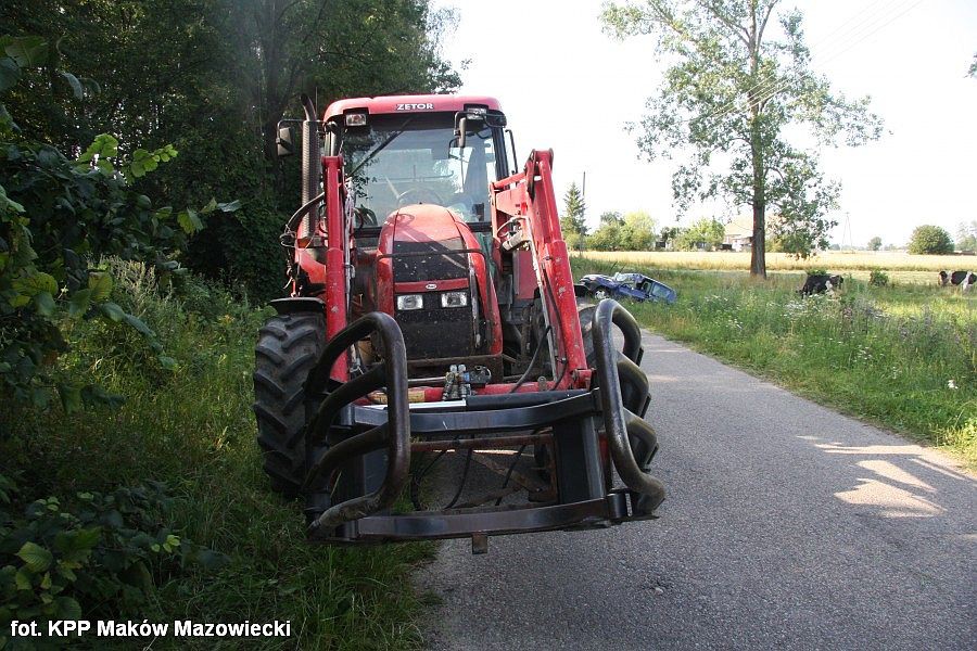 Ciągnik uderzył w osobówkę. Jedna osoba zginęła
