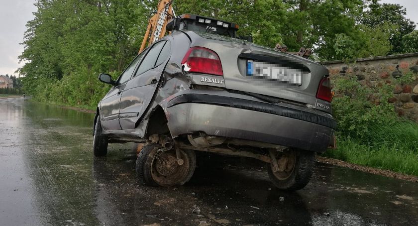 Omijał koparkę i uderzył w Hondę. Kolizja w Opinogórze [zdjęcia]