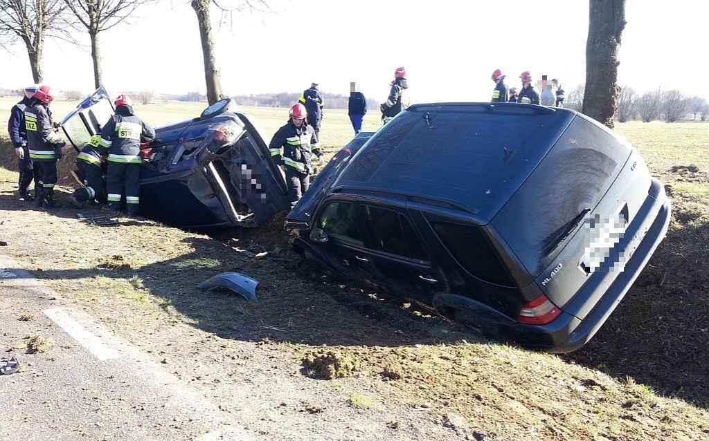Opel i Mercedes wpadły do rowu. W jednym z aut wystrzeliła opona (zdjęcia)