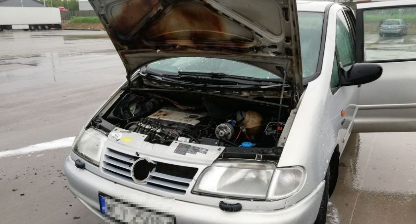 Poranny pożar samochodu pod Ciechanowem [zdjęcia]