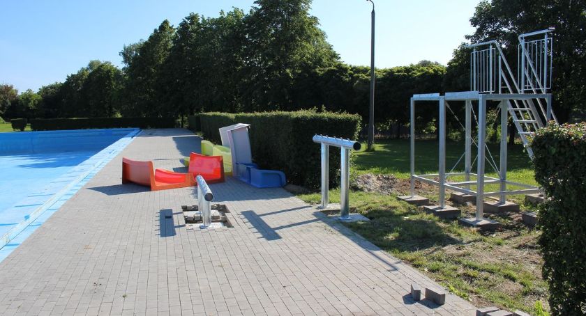 Na basenie odkrytym w Ciechanowie powstaje zjeżdżalnia [zdjęcia]