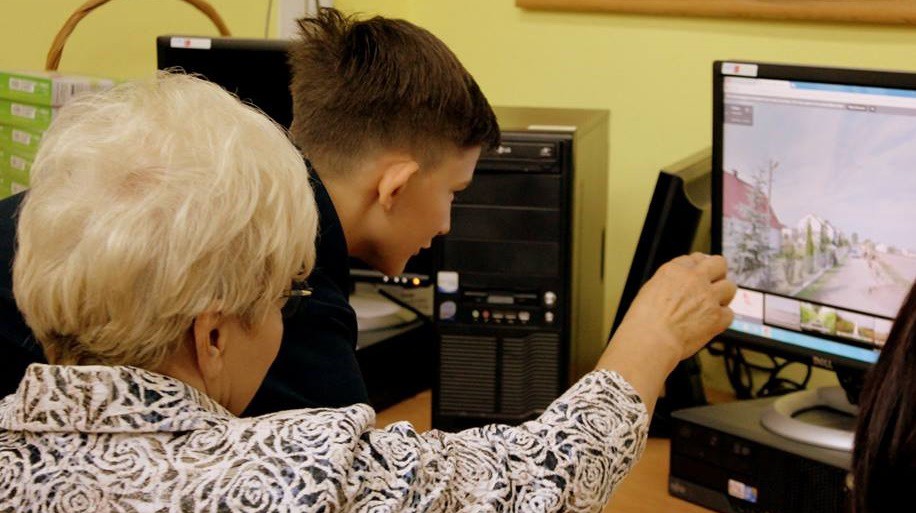 Uczniowie mentorami dla seniorów. Akcja 