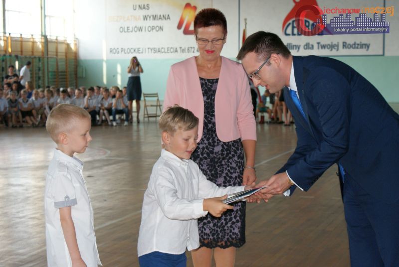 Uczniowie ciechanowskich szkół rozpoczynają rok szkolny (zdjęcia)