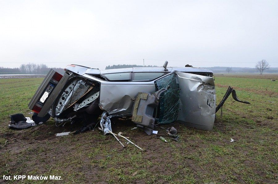 U sąsiadów: Audi wypadło z drogi i uderzyło w drzewo (zdjęcia)