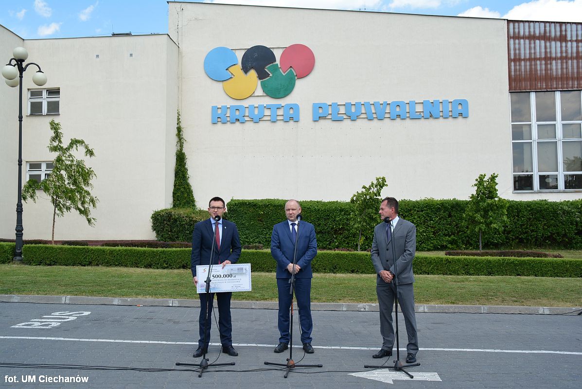 Wiceminister sportu przywiózł do Ciechanowa pół miliona na remont krytej pływalni