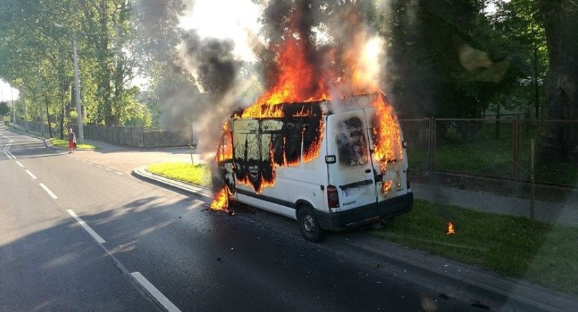Poranny pożar w Ciechanowie. Bus zapalił się podczas jazdy [zdjęcia]