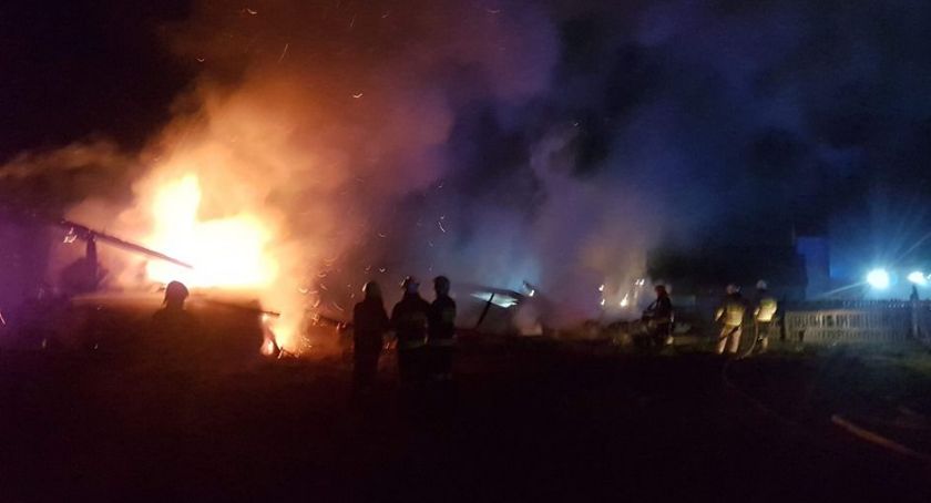 Duży pożar na terenie ośrodka w gminie Sońsk. 8 zastępów straży pożarnej w akcji [zdjęcia]
